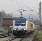 146 541, ein Euro-Express-Wagen und 146 542 rollen am 13. April 2012 ber Gleis 5 durch den Kronacher Bahnhof.