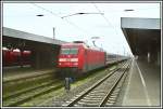 101 126 ist soeben als IC 1818  Loreley  von Stuttgart in den Bahnhof Hamm (Westf) eingefahren, und wartet auf die Abfahrt.