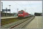 101 126 bringt einen ex Metropolitan-Wagenpark als InterCity1818  Loreley  von Stuttgart ber Kln zum Berliner Ostbahnhof. Augenommen am 13.04.2007 um 12:35 Uhr.