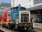 Zusehen ist 365 143 die am 15.04.2019 um 15:03 Uhr zwei Dostos mit  VFB-Fanzug -Schilderung von einem PbZ abholt.