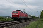 Am frühen Abend des 14.05.2020 fuhr 120 114-4 mit dem PbZ 2462 (Basel Bad Bf - Frankfurt (Main) Hbf) nördlich von Hügelheim über die Rheintalbahn durchs Markgräflerland in