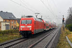 Am 14.12.23 rollte 101 136 mit vier Doppelstockwagen als PbZ Berlin-Leipzig durch Greppin, fotografiert vom Bahnsteigende.