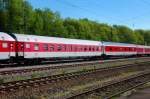 Eingereiht in PbZ 2410: Zwei Liegewagen der DB Nachtzug, einer davon links im Bild, rechts ein Schlafwagen der City Night Line (CNL), in der die frhere DB Nachtzug aufgegangen ist.