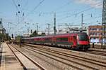 Durchfahrt am 25.08.2015 von Railjet 80-90.716 zusammen mit der Schublok 1116 231 in München Heimeranplatz in Richtung Ostbahnhof.