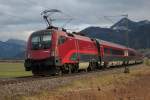 Diese Railjet-Garnitur legt sich gerade in die Kurve vor der Ortschaft Bernau am Chiemsee auf dem Weg nach Salzburg.