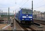 246 049-2 mit 155 053-8 (kalt) der Eisenbahn-Bau- und Betriebsgesellschaft Pressnitztalbahn mbH (PRESS) als Lokzug passiert den Interimsbahnsteig Halle(Saale)Hbf Gl.