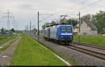 [Reupload]    145 097-2 (145-CL 201) überführt 182 513-2 (Siemens ES64U2-013) an der Blockstelle (Bk) Braschwitz Richtung Köthen.