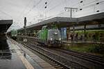 Eine Vossloh G6 - farblich passend zu den S-Bahnzügen auf den Nachbargleisen - im Essener Hauptbahnhof (13.11.2021)