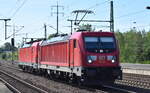 DB Cargo AG [D] mit ihrer  187 157  [NVR-Nummer: 91 80 6187 157-3 D-DB] und   193 396  [NVR-Nummer: 91 80 6193 396-9 D-DB] am Haken am 09.09.23 Höhe Bahnhof Flughafen BER Terminal 5.