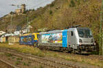 187 002-1  Jim Knopf  & IGE 482 047-8  40 Jahre IGE  als Lokzug in Kaub am Rhein, am 25.11.2023.