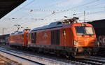 AMEH Trans - ArcelorMittal Eisenhüttenstadt Transport GmbH, Eisenhüttenstadt [D]] mit Lokzug mit ihrer Vectron Dual Lok  248 043  [NVR-Nummer: 90 80 2248 043-2 D-EKO] am Haken von   145-CL