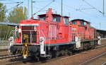 DB Cargo AG mit  362 406-1  (NVR-Nummer: 9880 3 362 406-1 D-DB) am Haken von  294 809-9  (NVR-Nummer: 9880 3 294 809-9 D-DB) am 18.10.19 Durchfahrt Bf.