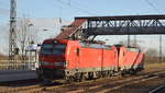 DB Cargo AG [D] mit  193 391  [NVR-Nummer: 91 80 6193 391-0 D-DB] und   185 393-6  [NVR-Nummer: 91 80 6185 393-6 D-DB] am Haken am 21.01.21 Durchfahrt Bf.