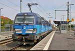 383 001-5 (Siemens Vectron) legt in Merseburg Hbf auf Gleis 2 einen Raketenstart hin, nachdem sie langsam an das Ausfahrsignal heranrollte.