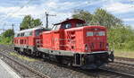 DB Fahrwegdienste GmbH, Berlin  212 310-7  (NVR:  92 80 1212 310-7 D-DB ) am Haken von  218 836-5  (NVR:  92 80 1218 836-5 D-DB ) am 10.05.23 Durchfahrt Bahnhof Saarmund.