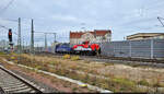 1002 042  Berlin  (90 80 1002 042-2 D-ALS), eine Hybridlok vom Typ Alstom Prima H3-Hybrid, wurde von Re 421 379-9 durch Halle(Saale)Hbf gen Norden überführt und vom Bahnsteig 12/13 noch im