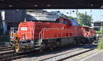 DB Cargo AG, Mainz mit einem Lokzug mit der Voith Gravita 15 BB  265 026-5  (NVR:  92 80 1265 026-5 D-DB ) und der kleinen Köf Lok  335 160-8  (NVE:  98 80 3335 160-8 D-DB ) am Haken am 07.06.23