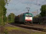 Elegant legt sich die 2829 in die Kurve auf ihren Weg nach Aachen.
Location: Eschweiler im Juni 2012 auf der KBS 480.