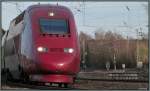 Der Triebwagenkopf des belgischen Thalys mal in Nahaufnahme. Hier bei der durchfahrt in Eschweiler (Rhl). Nchstes Ziel ist Aachen Hbf. Bildlich festgehalten im April 2013.