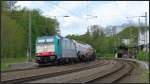 Langsam zieht die belgische 2841 ihren Kesselwagenzug durch den Gleisbogen am Bahnhof Eschweiler in Richtung Köln. Szenario bildlich festgehalten vom P&R Platz aus am 05.Mai.2015.