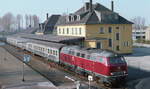 DB 215 031-6 mit drei Silberlinge als E-2427 (Nijmegen - Frankfurt/M.Hbf am Gleis 1 im Grenzbahnhof Kranenburg, 21.02.1982.