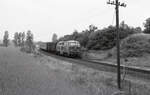 DB 215 025-8 mit E-2417 (Nijmegen - Stuttgart Hbf) nahe Frasselt am 10.06.1977. Erster Wagen ist ein MDyg986. Ganz rechts erkennt man noch den Damm der Klever Strassenbahn, welke hier querte mittels einer Brücke. Scanbild 91065, Kodak Tri-x Pan.