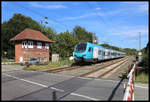 Der Eurobahn ET 4.02 passiert hier auf der Fahrt von Bielefeld nach Hengelo am 7.9.2024 um 15.33 Uhr das alte Stellwerk in Westerkappeln Velpe.