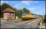 NS Vectron 193936 passiert hier am 7.9.2024 um 16.14 Uhr mit einem Intercity aus Berlin kommend auf der Fahrt nach Amsterdam das alte Stellwerk in Westerkappeln-Velpe.