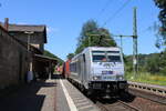 Metrans 386 032-7 mit einem Containerwagenzug Richtung Děčín, am 29.07.2024 in Krippen.