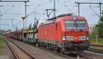 DB Cargo AG [D] mit  193 374  [NVR-Nummer: 91 80 6193 374-6 D-DB] und PKW-Transportzug am 03.09.20 Durchfahrt Bf. Golm (Potsdam).