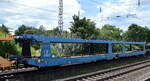 Der italienische Transportlogistiker für Fahrzeuge SITFA S.p.A. mit einer Wageneinheit für den Kfz-Transport in blau mit der Nr. 23 RIV 83 I-SITFA 436 3 791-0 Laaers (leer) in einem gemischten Güterzug am 05.07.22 Vorbeifahrt Bahnhof Dedensen/Gümmer.