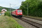 Mit einem Autoleerzug kommt die 185 024 durch Neckargerach gen Binau gefahren am Dienstag den 13.9.2022   