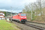 Am 9.3.2023 ist die 152 099-8 mit einem leeren Autotransportwagenzug durch Neckargerach nach Bad Friedrichshall Hbf fahrend vor meine Optik geraten.