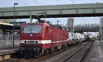 DeltaRail GmbH, Frankfurt (Oder) mit ihrer  243 972-7  (NVR:  91 80 6143 972-8 D-DELTA ) und einem Transportzug mit fabrikneuen VW-Nutzfahrzeugen am 19.03.23 Durchfahrt Bahnhof Berlin Hohenschönhausen.