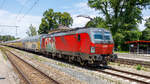 91 81 1293 197 der ÖBB zieht am 15.07.2024 einen langen ARS-Altmann Autozug durch den Bahnhof Aßling (Oberbay.) in Richtung Österreich.