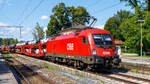 ÖBB-Taurus 1016 033 zieht einen langen Autotransportzug durch Aßling in Oberbayern in Richtung Rosenheim.