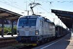 LOKORAIL, a.s., Bratislava [SK] mit der Vectron  383 214  [NVR-Nummer: 91 56 6383 214-4 SK-SPAP] und einem PKW-Transportzug (fabrikneue FORD Pickup) am 15.10.24 Durchfahrt Bahnhof Magdeburg Neustadt.