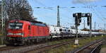 DB Cargo AG, Mainz mit ihrer  193 399  [NVR-Nummer: 91 80 6193 399-3 D-DB] und einem Nutzfahrzeug-Transportzug (VW Nutzfahrzeuge aus polnischer Produktion) am 26.11.24 Höhe Bahnhof Magdeburg