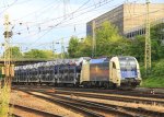 1216 953-0 von der Wiener-Lokalbahnen mit einer Italienfahne kommt aus Richtung Kln mit einem Dacia-Autozug und fhrt in Aachen-West ein bei Sonnenschein am 23.6.2012.