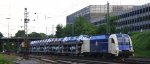1216 953-0 von der Wiener-Lokalbahnen kommt aus Richtung Kln,Aachen-Hbf mit einem langen Dacia-Autozug aus Ciumesti(RO) nach Tongeren(B) und fhrt in Aachen-West ein in der Abendosnne und Wolken am