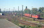 Blick auf den Bahnhof Emmerich. DB 151 095 verlässt den Bf mit Zug 45121 (Beverwijk H - Hagen Vorhalle). 15.10.2003. Scanbild 8816, Fujichrome100.