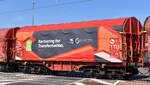 Drehgestellflachwagen mit vier Radsätzen, verschiebbarem Planenverdeck und Lademulden für Coil-/Spaltbandtransporte der DB Cargo mit interessanter Werbung auf der Plane mit der Nr.