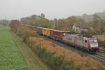 Am 31.10.2016 bespannte Beacon Rail/Crossrail 185 592-3 einen  ECS -Containerzug aus Belgien/Aachen West, als sie zwischen Müllheim (Baden) und Auggen in Richtung Schweizer Grenze fuhr.