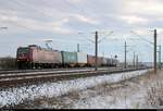 185 513-9 Emons als Containerzug fährt bei Benndorf, An der Reichsbahn, auf der Bahnstrecke Magdeburg–Leipzig (KBS 340) Richtung Halle (Saale).