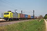 Mit einem Containerzug fuhr am 11.04.2017 die ATLD/XRAIL 145-CL 031 (145 103-8), den sie seit Aachen West bespannte, bei Hügelheim durchsa Rheintal in Richtung Schweiz.