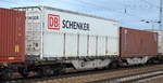Gelenk-Containertragwagen der DB Cargo mit der Nr. 31 RIV 80 D-DB 4950 757-3 Sggrs 757 am 04.10.18 Bf. Flughafen Berlin-Schönefeld.