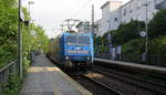 185 510-5 von Railtraxx kommt aus Richtung Aachen-West mit einem Containerzug aus  Zeebrugge-Ramskapelle(B) nach Oradea(RO)  und fährt durch Aachen-Schanz in Richtung Aachen-Hbf,Aachen-Rothe-Erde,Stolberg-Hbf(Rheinland)Eschweiler-Hbf,Langerwehe,Düren,Merzenich,Buir,Horrem,Kerpen-Köln-Ehrenfeld,Köln-West,Köln-Süd. Aufgenommen vom Bahnsteig von Aachen-Schanz. 
Am Morgen vom 3.6.2019.