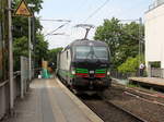 193 744 von der Wiener-Lokalbahnen-Cargo kommt aus Richtung Aachen-West mit einem langen KLV-Containerzug aus Genk(B) nach Trieste-Campo-Marzio(I) und fährt durch Aachen-Schanz in Richtung