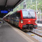 193 461-1  Olten  von SBB-Cargo-International fährt mit einem Containerzug aus Deutschland nach Italien und verlässt den Bahnhof von Bellinzona und fährt in Richtung Italien.