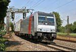 Containerzug mit 185 685-5 der Railpool GmbH, vermietet an die Eisenbahnen und Verkehrsbetriebe Elbe-Weser GmbH (EVB), durchfährt den Bahnhof Tamm(Württ) auf der Bahnstrecke Stuttgart–Würzburg (Frankenbahn | 4800).
Aufgenommen vom Parkplatz an der Bahnhofstraße.
[26.7.2019 | 11:00 Uhr]